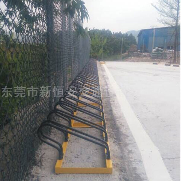 碳素鋼卡位式自行車停放架安裝在東莞長(zhǎng)安錦悅商業(yè)中心實(shí)物圖拍攝
