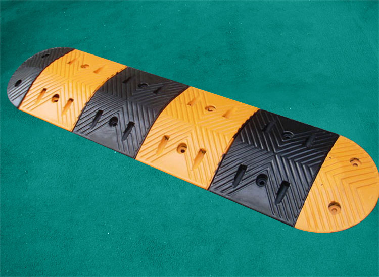 優(yōu)質(zhì)梯形橡膠減速帶耐用款可用五六年以上